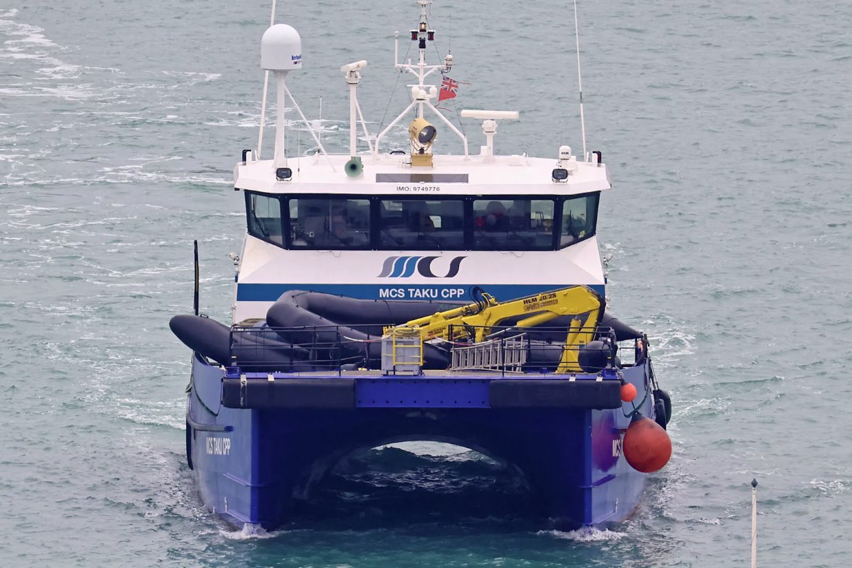 2024年1月17日，英國多佛港，載有疑似移民的橡皮艇穿過英吉利海峽，抵達(dá)英國邊境部隊(duì)支援船上，準(zhǔn)備從一艘支援船上卸貨。