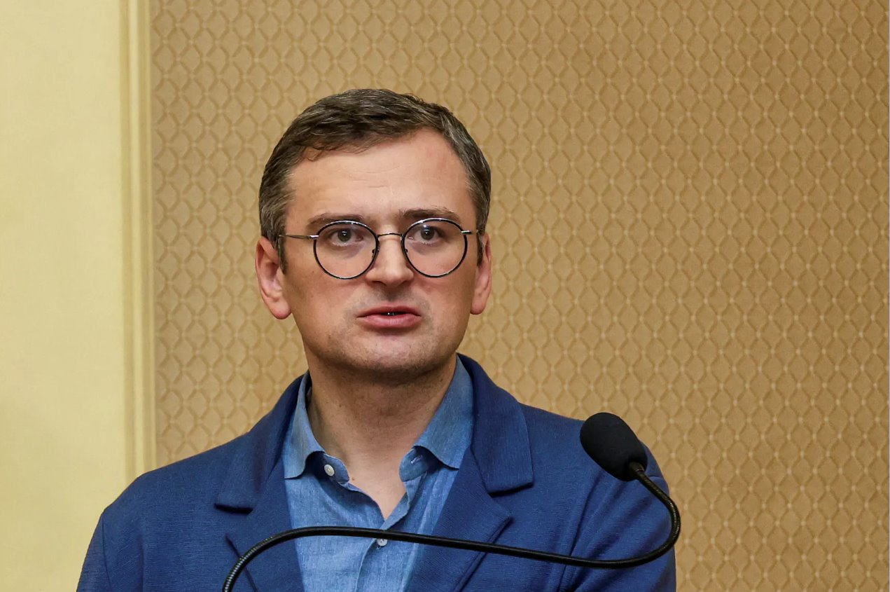 烏克蘭外交部長(zhǎng)德米特羅&middot;庫(kù)萊巴(DmytroKuleba)于2024年2月24日在烏克蘭敖德薩與德國(guó)外長(zhǎng)安娜萊娜&middot;貝爾博克(AnnalenaBaerbock)出席俄羅斯入侵烏克蘭兩周年聯(lián)合新聞發(fā)布會(huì)。