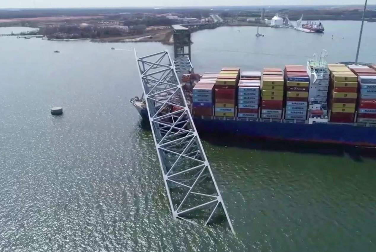 無人機拍攝的Dali貨輪于2024年3月26日在美國馬里蘭州巴爾的摩撞上弗朗西斯&middot;斯科特基大橋?qū)е碌顾?，這張靜態(tài)圖像取自講義視頻。