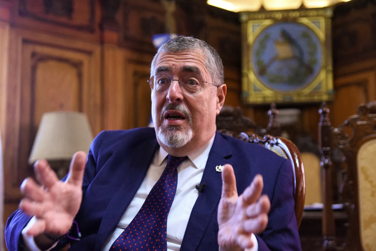 危地馬拉總統(tǒng)貝爾納多&middot;阿雷瓦洛于2024年2月8日在危地馬拉城國(guó)家文化宮接受路透社采訪