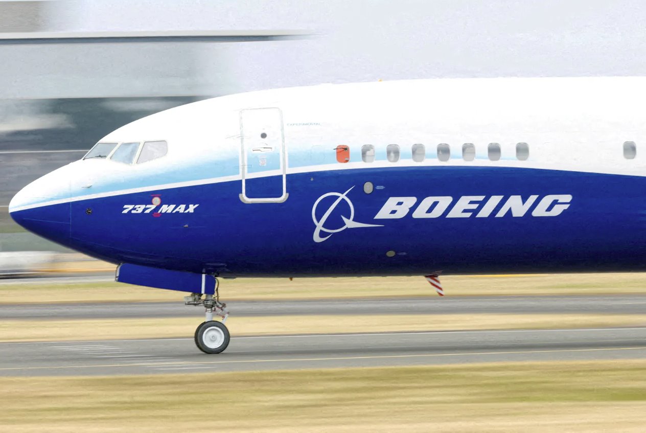 2022年7月20日，一架波音737Max飛機(jī)在英國范堡羅國際航展上進(jìn)行展示。