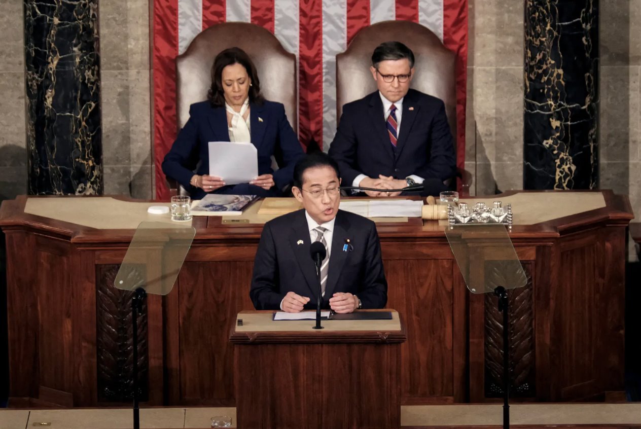 2024年4月11日，美國(guó)華盛頓美國(guó)國(guó)會(huì)大廈，日本首相岸田文雄在國(guó)會(huì)聯(lián)席會(huì)議上發(fā)表講話，美國(guó)副總統(tǒng)卡馬拉&middot;哈里斯和眾議院議長(zhǎng)邁克&middot;約翰遜（洛杉磯共和黨）聆聽。