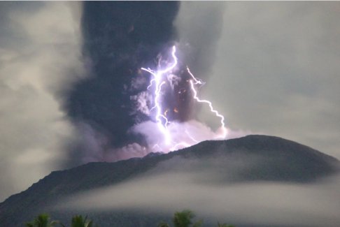 印度尼西亞伊布火山噴發(fā)7個(gè)村莊撤離