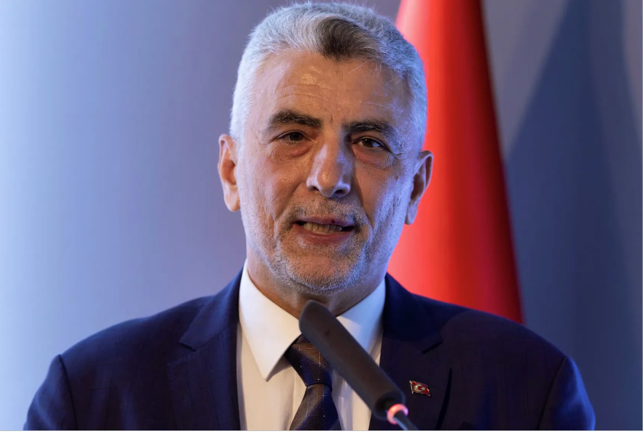 土耳其貿(mào)易部長奧馬爾&middot;博拉特于2024年4月29日在土耳其伊斯坦布爾舉行的簽字儀式上向觀眾發(fā)表講話。