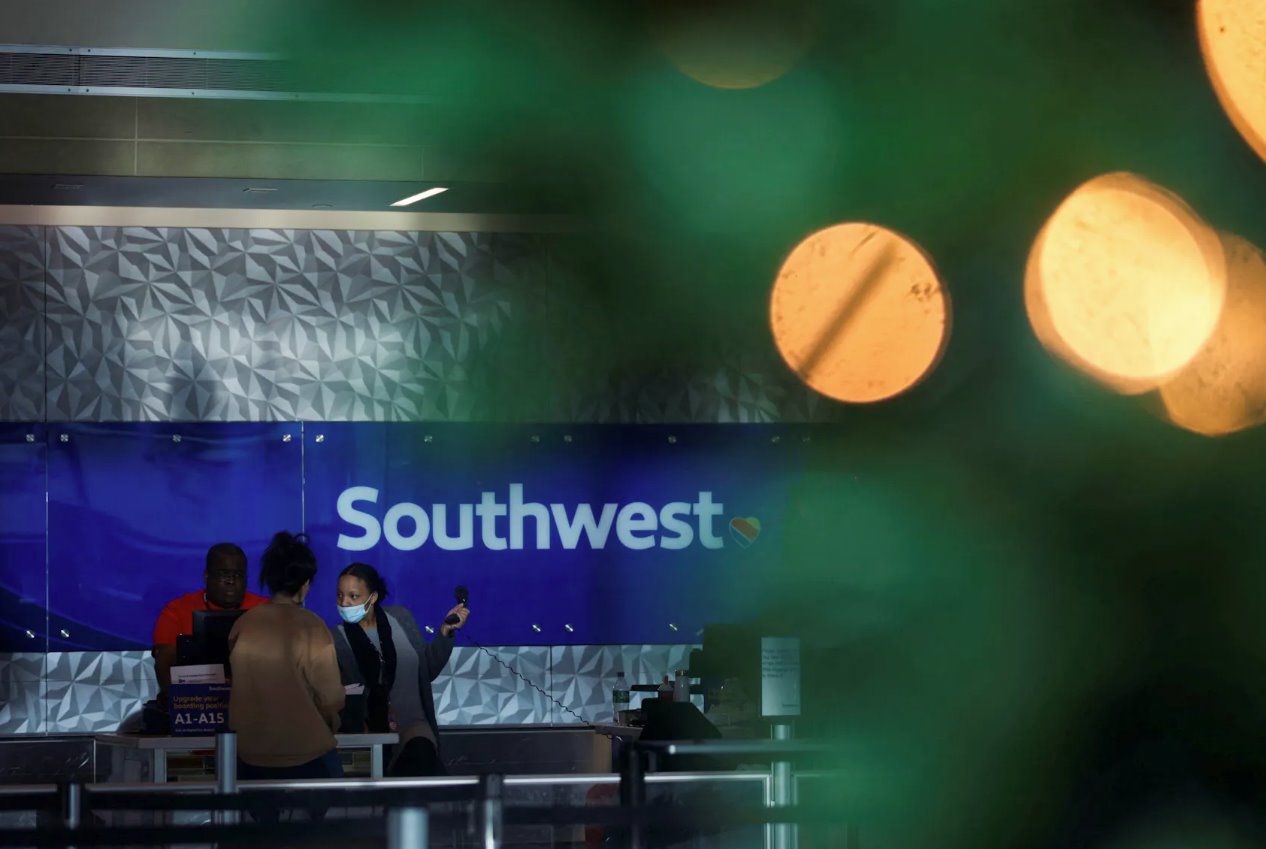 在美國(guó)德克薩斯州達(dá)拉斯市的達(dá)拉斯愛田機(jī)場(chǎng)，圣誕節(jié)假期周末之前和期間席卷美國(guó)大部分地區(qū)的大規(guī)模冬季風(fēng)暴導(dǎo)致以西南航空為首的美國(guó)航空公司取消了數(shù)千個(gè)航班后，西南航空的客戶前往服務(wù)臺(tái)，2022年12月28日。