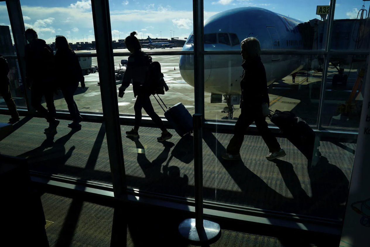 2023年11月22日，在美國弗吉尼亞州杜勒斯的華盛頓杜勒斯國際機(jī)場，感恩節(jié)假期前，乘客們正在通過航站樓。