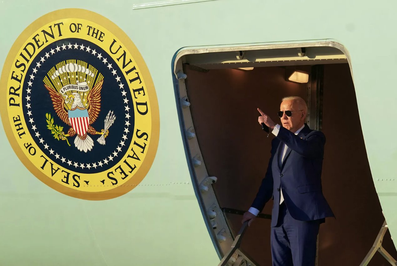 2024年5月9日，美國總統(tǒng)喬&middot;拜登抵達美國加利福尼亞州山景城時，在空軍一號上向外眺望。
