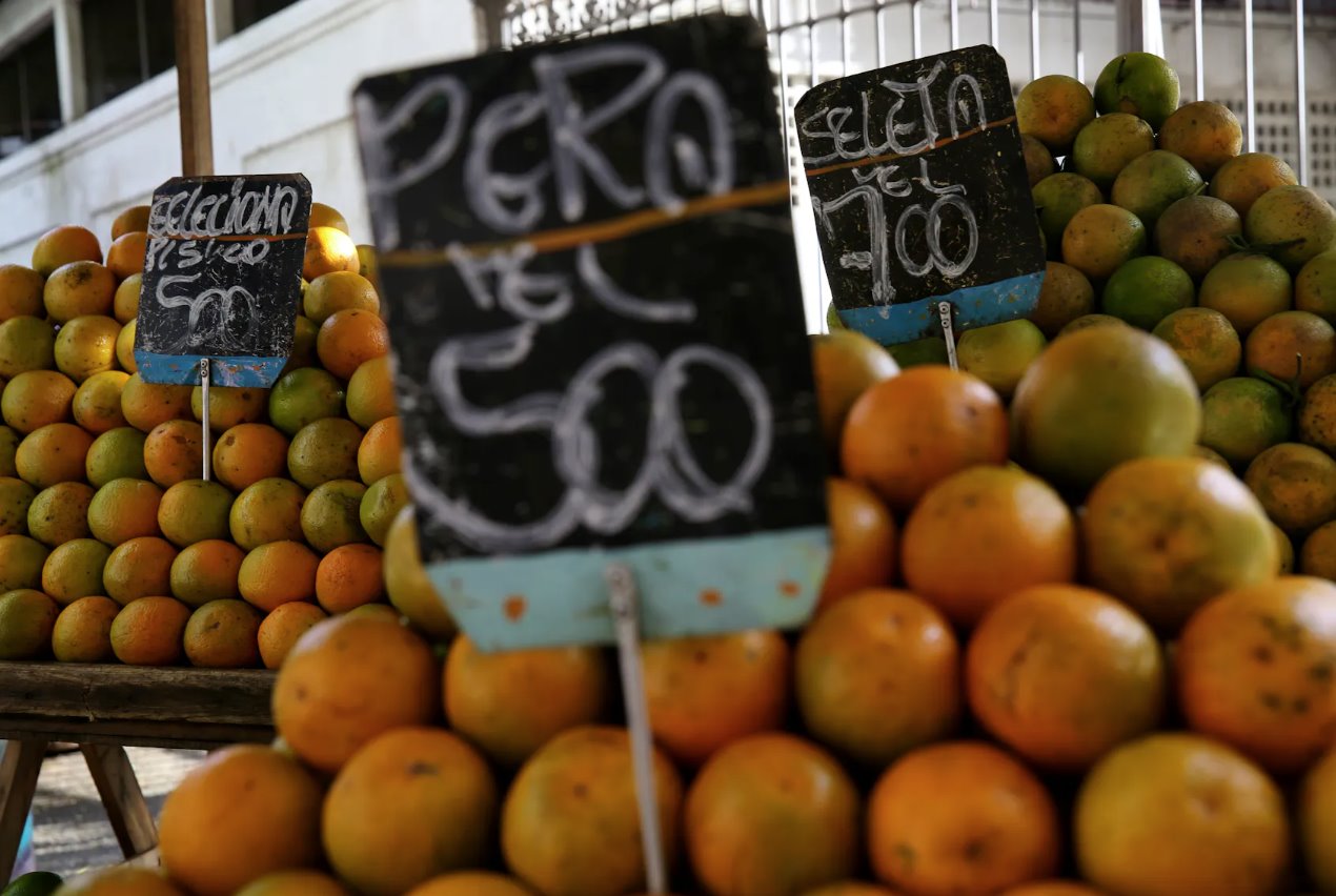 2018年2月15日，巴西里約熱內(nèi)盧街頭市場(chǎng)上的橙子。