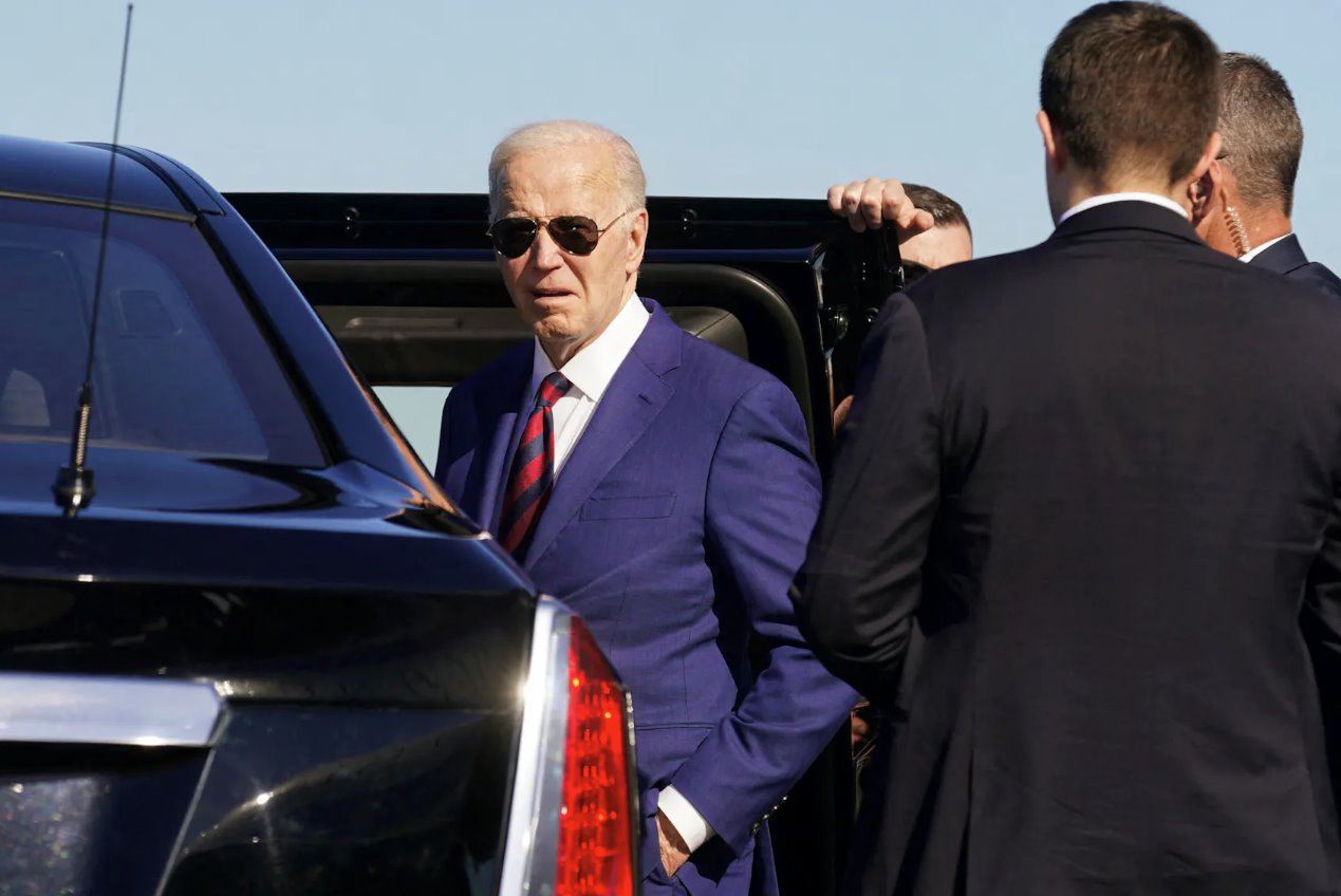 2024年5月10日，美國(guó)總統(tǒng)喬&middot;拜登抵達(dá)美國(guó)華盛頓州西雅圖后步入豪華轎車。