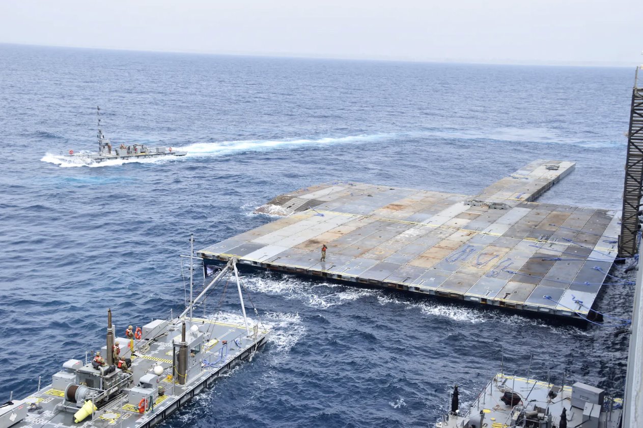 分配到第7運(yùn)輸旅（遠(yuǎn)征）的美國(guó)陸軍士兵和MVRoyP.Benavidez上的美國(guó)海軍水兵正在組裝滾裝、滾裝配送設(shè)施(RRDF)或浮動(dòng)碼頭，以協(xié)助運(yùn)送人道主義物資2024年4月26日，向地中海加沙人民提供援助。