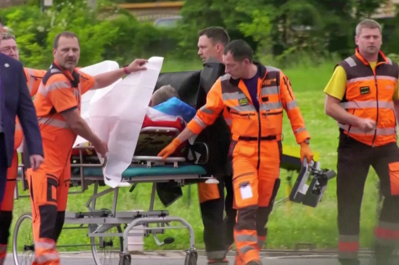 2024年5月15日，在斯洛伐克班斯卡比斯特里察，醫(yī)護(hù)人員將斯洛伐克總理羅伯特&middot;菲科用直升機(jī)送往醫(yī)院。