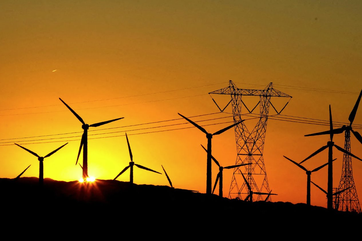 2011年2月9日，太陽從加利福尼亞州棕櫚泉風(fēng)電場的風(fēng)車后面升起。