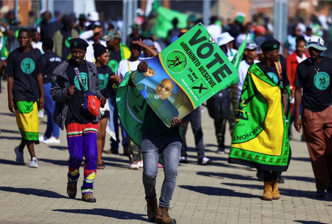 南非前總統(tǒng)雅各布&middot;祖馬(JacobZuma)的新政黨uMkhontoweSizwe的支持者在5月29日大選之前抵達南非索韋托舉行的集會，準備發(fā)布選舉宣言。