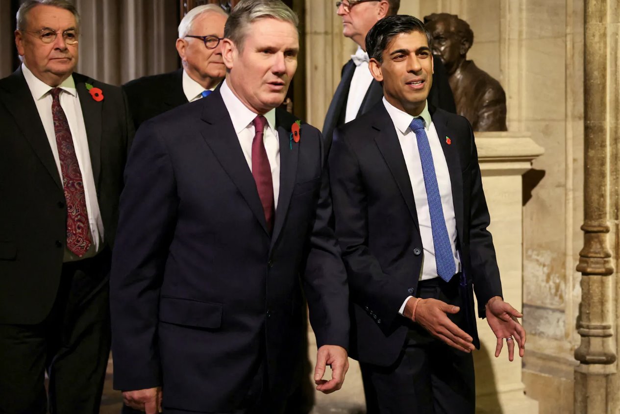 工黨領袖凱爾&middot;斯塔默爵士于2023年11月7日在英國倫敦議會大廈舉行的議會開幕儀式上與英國首相里希&middot;蘇納克同行。