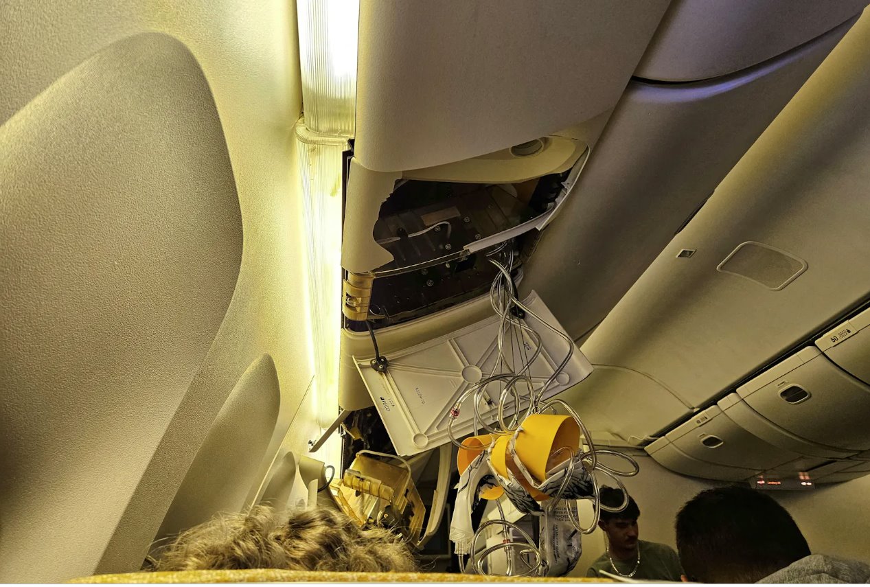 新加坡航空SQ321航班于2024年5月21日緊急降落在泰國曼谷素萬那普國際機(jī)場后的內(nèi)部照片。