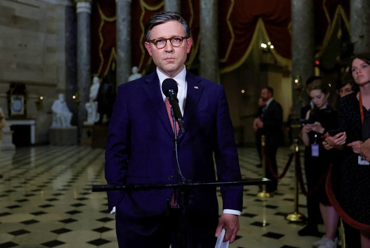 2024年4月17日，美國(guó)華盛頓美國(guó)國(guó)會(huì)大廈雕像大廳，眾議院議長(zhǎng)邁克&middot;約翰遜（洛杉磯共和黨）向媒體發(fā)表講話。