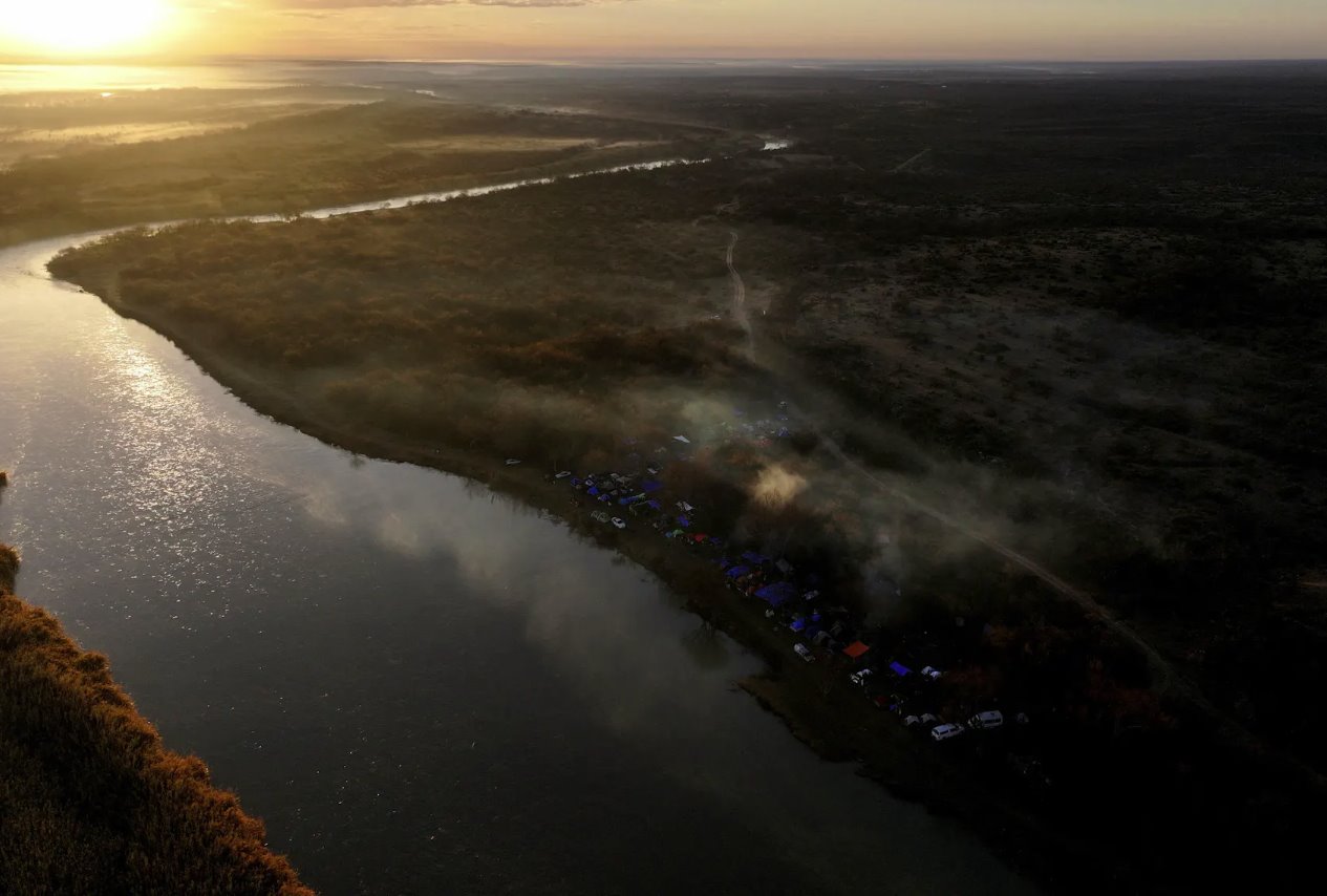 美國德克薩斯州伊格爾帕斯，格蘭德河將美國和墨西哥邊境分開。