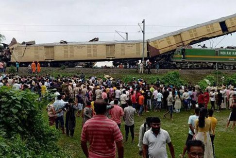印度火車(chē)相撞事故致8人死亡
