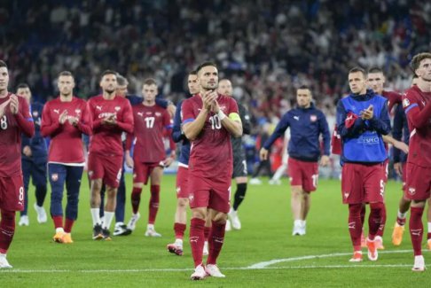 塞爾維亞隊因在英格蘭比賽中投擲物體而被罰款