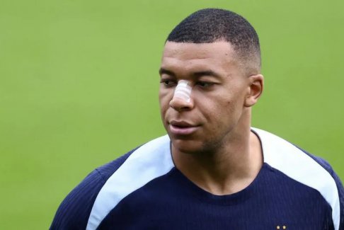 法國隊長姆巴佩在鼻子骨折后纏著繃帶訓練