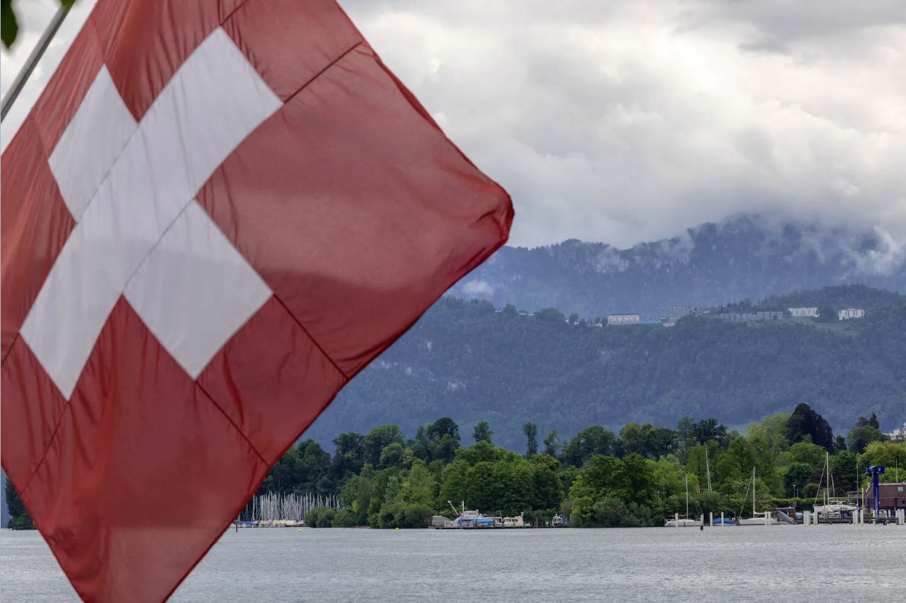 布爾根施托克度假村前懸掛著瑞士國旗，烏克蘭和平峰會(huì)將于6月15日至16日在瑞士盧塞恩舉行，該度假村將于2024年5月28日舉行。