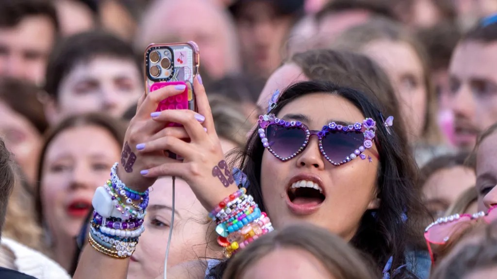 粉絲們從世界各地趕來(lái)愛(ài)丁堡，一睹這位14屆格萊美獎(jiǎng)得主的風(fēng)采