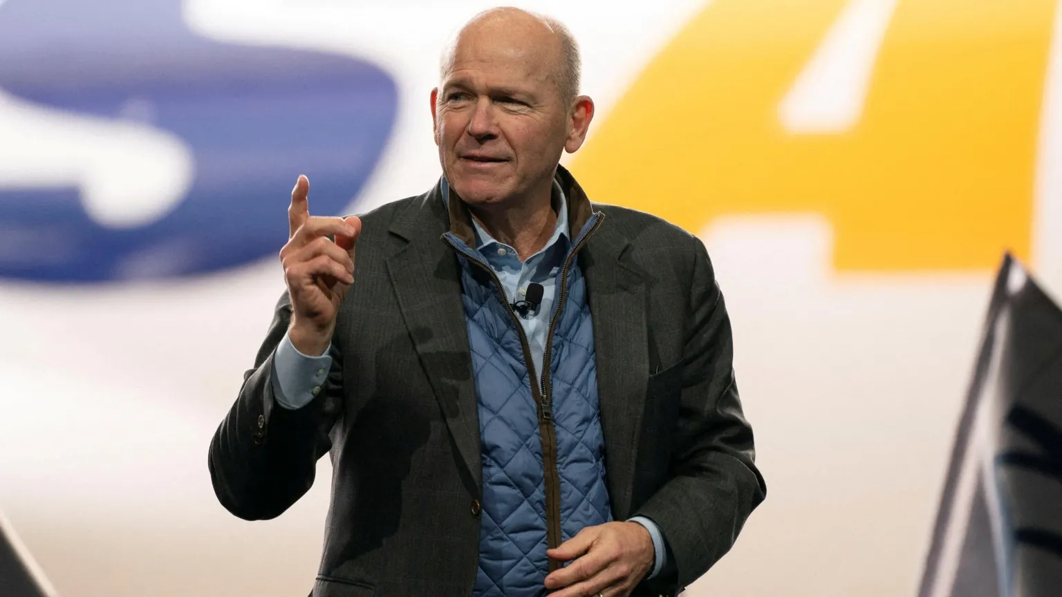 波音公司首席執(zhí)行官戴夫&middot;卡爾霍恩(DaveCalhoun)在噴氣式飛機活動的舞臺上發(fā)表講話