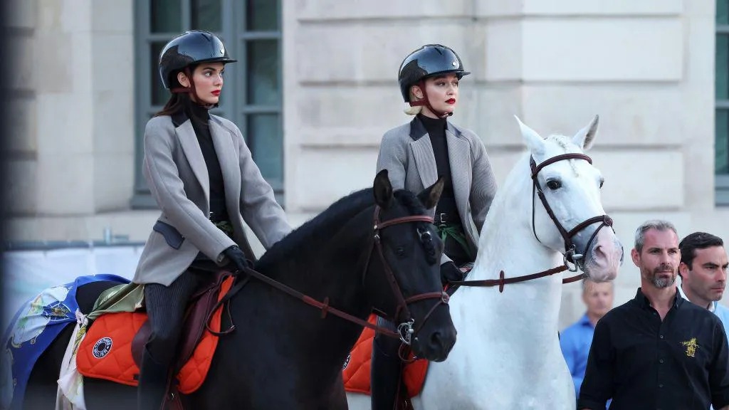 肯德爾&middot;詹納 (Kendall Jenner) 和吉吉&middot;哈迪德 (Gigi Hadid) 身穿愛馬仕 (Hermes) 騎馬穿過廣場