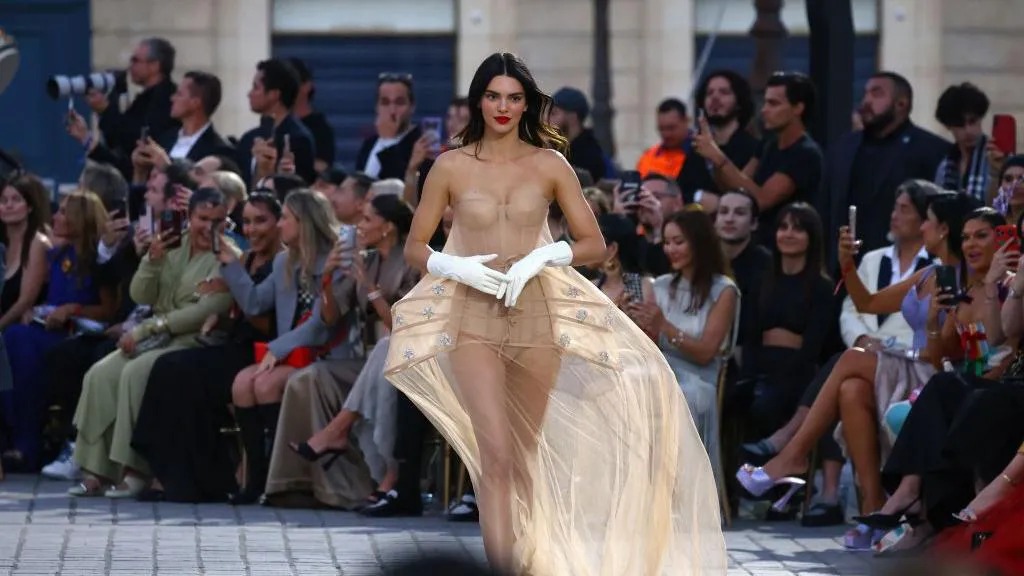 肯達(dá)爾&middot;詹納 (Kendall Jenner) 身著裸色緊身胸衣結(jié)束秀場