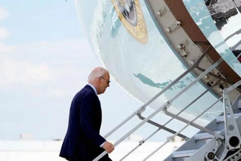 拜登堅持競選 越來越多的民主黨人要求他退出大選