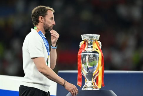 索斯蓋特經(jīng)過2024年歐洲杯獎杯旁邊