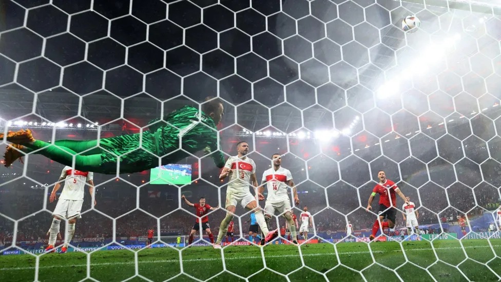 古諾克撲出鮑姆加特納的球，根據(jù)大數(shù)據(jù)預(yù)測，Gunok只有6%的機(jī)會做出撲救。