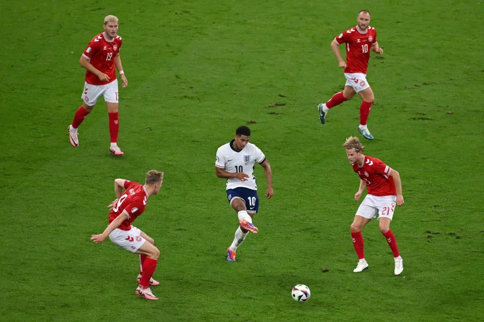 英格蘭隊的裘德&middot;貝林厄姆在四名丹麥球員的包圍下傳球