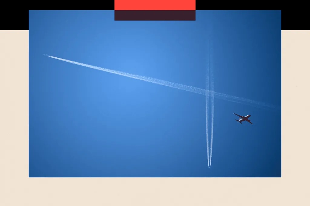 飛機(jī)在天空中留下白色條紋，凝結(jié)尾跡被一些陰謀論者稱為&ldquo;化學(xué)尾跡&rdquo;。