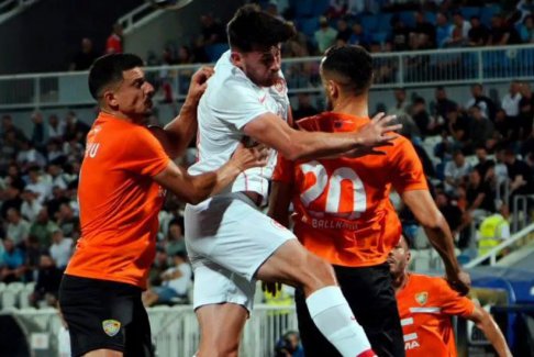 拉恩在最后時(shí)刻客場(chǎng)戲劇性地戰(zhàn)勝了巴爾卡尼