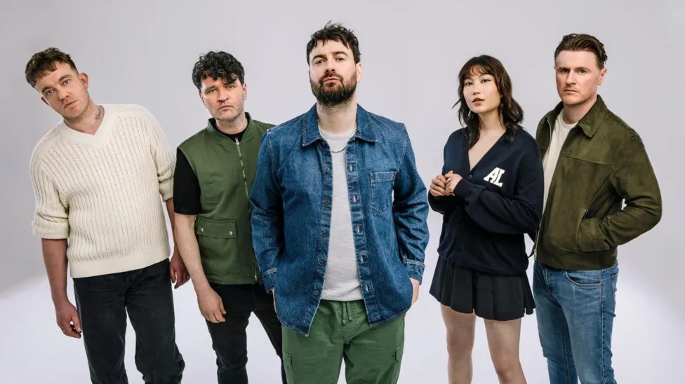 競猜嘉賓：Courteeners的第七張錄音室專輯《Pink Cactus Cafe》于10月25日發(fā)行。他們的新單曲《夜間巴士的孤獨》現(xiàn)已發(fā)行。