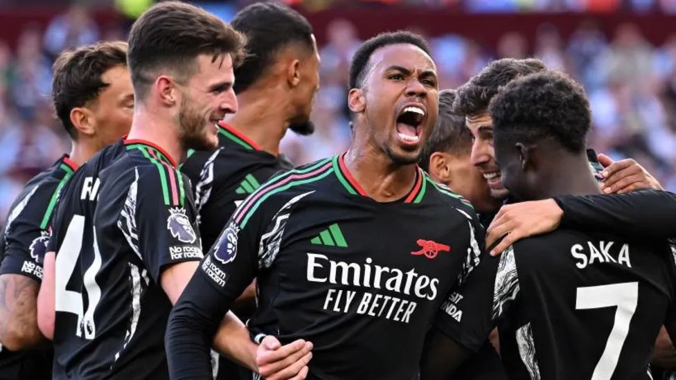 8月24日，阿森納在戰(zhàn)勝阿斯頓維拉的比賽中身著黑色客場(chǎng)球衣