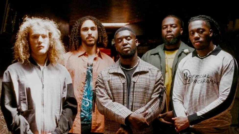 EzraCollective與M.anifest和Moonchild合作的最新單曲《StreetsIsCalling》現(xiàn)已發(fā)行。他們的新專輯《Dance,NoOnesWatching》將于9月27日發(fā)行