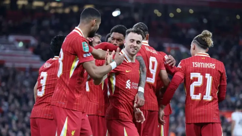 利物浦隊(duì)球員迪奧戈·若塔與西漢姆聯(lián)隊(duì)的比賽中攻入第二個(gè)進(jìn)球后與科迪·加克波一起慶祝