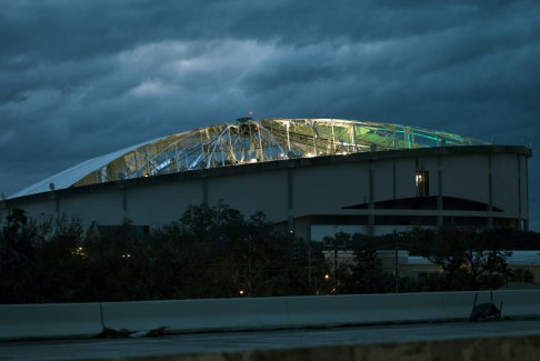 佛羅里達(dá)州圣彼得堡Tropicana球場(chǎng)屋頂被颶風(fēng)撕破