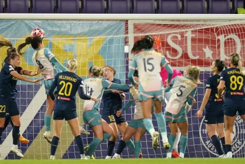 歐洲女子冠軍聯(lián)賽小組賽D組圣珀?duì)栯?-3曼城