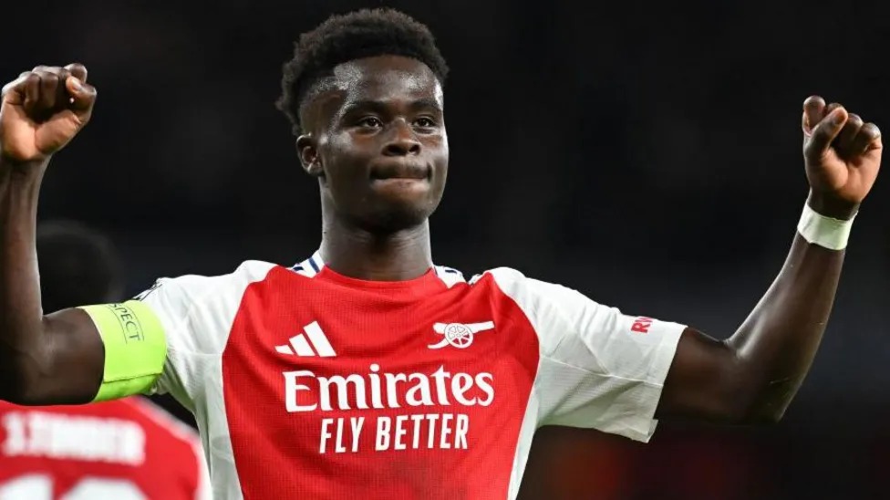 布卡約&middot;薩卡慶祝阿森納在歐冠聯(lián)賽中對陣巴黎圣日耳曼隊的第二個進球