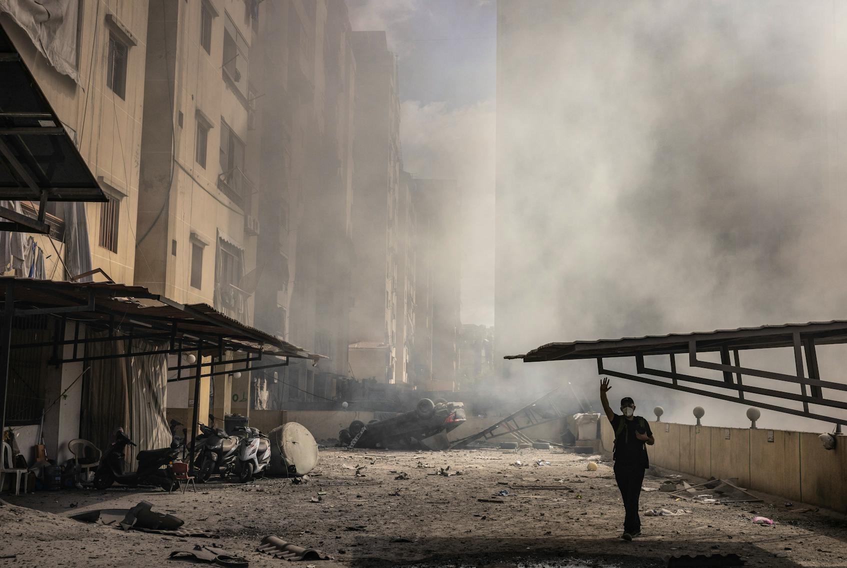 2024年10月2日星期三，一輛翻倒的汽車，旁邊是以色列對貝魯特以南郊區(qū)達希耶進行一周以色列空襲后留下的悶燒殘骸。