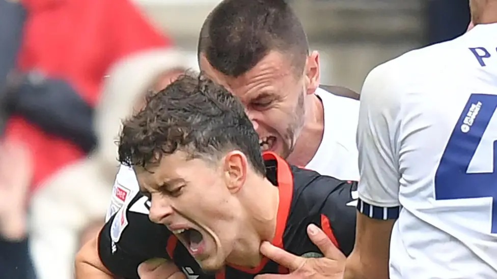 歐文&middot;貝克被罰下場后發(fā)生的混戰(zhàn)中，米盧丁&middot;奧斯馬伊奇領到黃牌