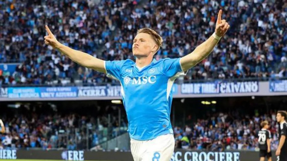 斯科特&middot;麥克托米奈慶祝那不勒斯對陣科莫的進(jìn)球