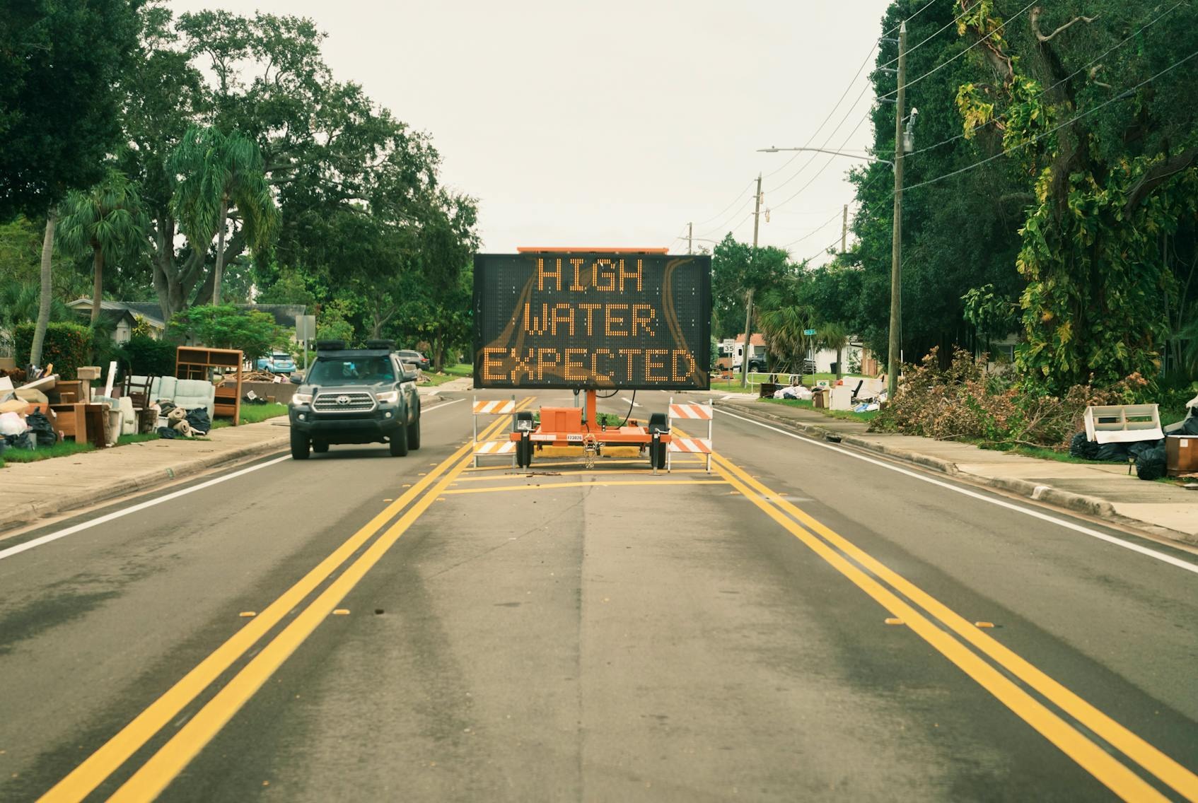 2024年10月7日星期一，佛羅里達(dá)州圣彼得堡，居民們?cè)跒轱Z風(fēng)米爾頓做準(zhǔn)備，人行道上留下了颶風(fēng)海倫留下的碎片。