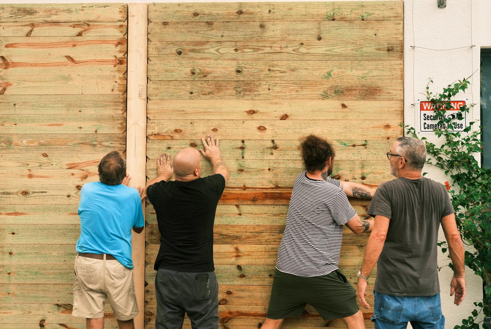 2024年10月7日星期一，佛羅里達(dá)州圣彼得堡，居民安裝木板來保護(hù)窗戶。