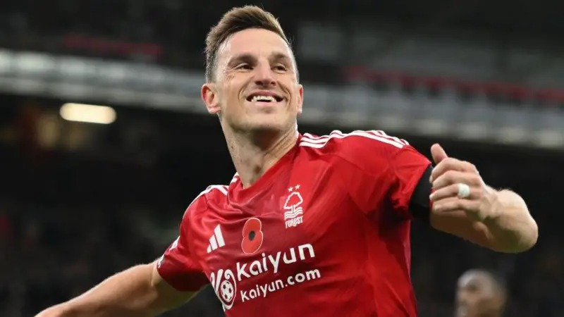 克里斯&middot;伍德慶祝為諾丁漢森林隊(duì)進(jìn)球