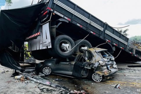 巴西巴士與卡車相撞至少30人死亡