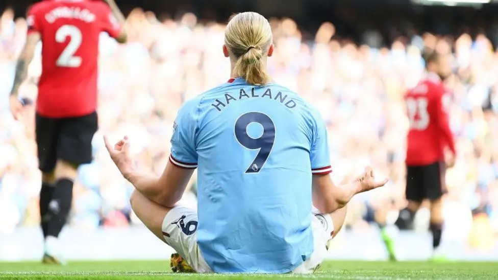 各項賽事中已有193場曼徹斯特德比。曼城贏了61場，曼聯(lián)贏了78場，還有54場平局。